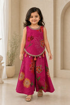 Girl walking in fuchsia pink floral short top and flared palazzo, movement view